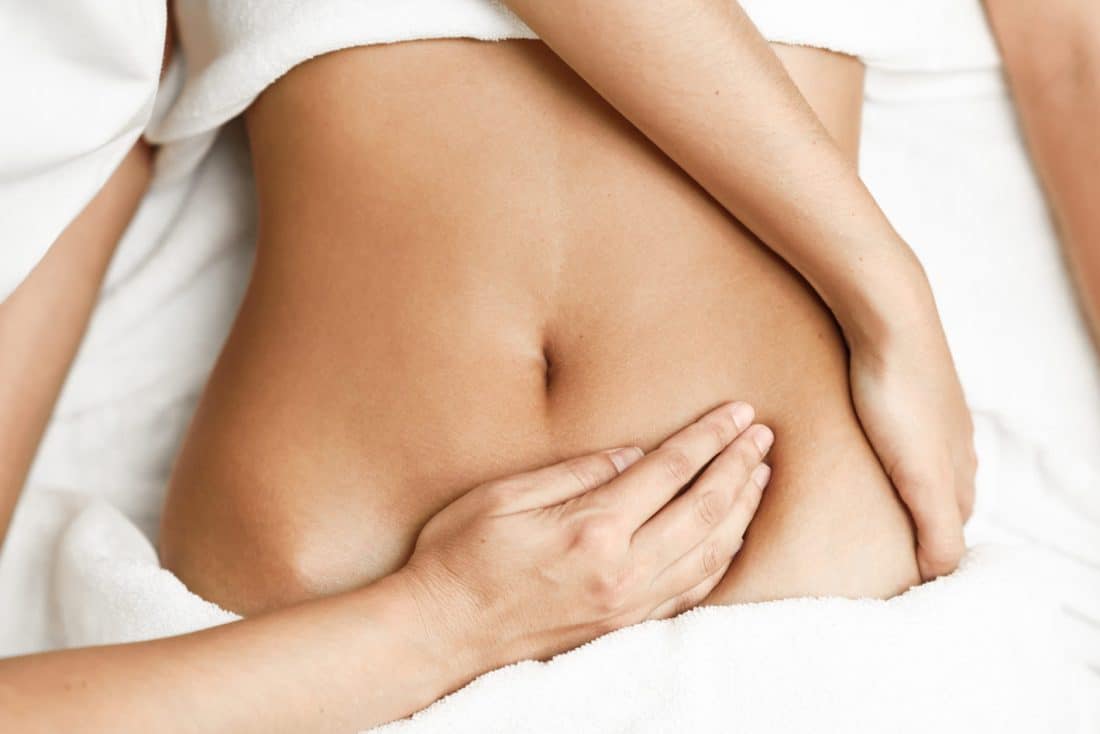 Massage digestif doux du ventre pendant un séjour détox douce