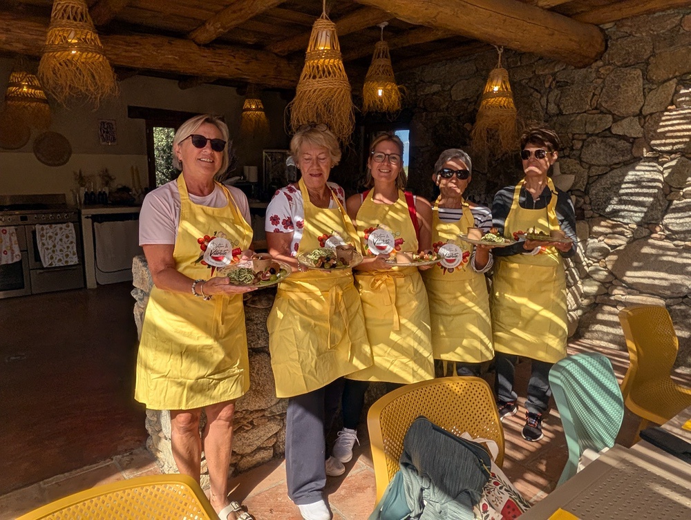 Atelier cuisine en tablier dans la cuisine d'été
