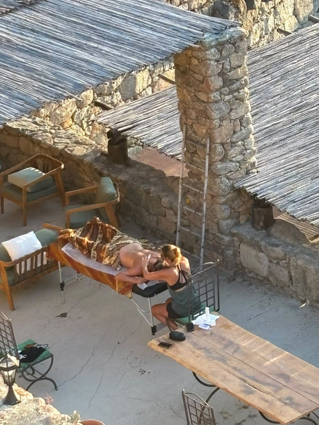 Claire, naturopathe, pendant un massage en terrasse
