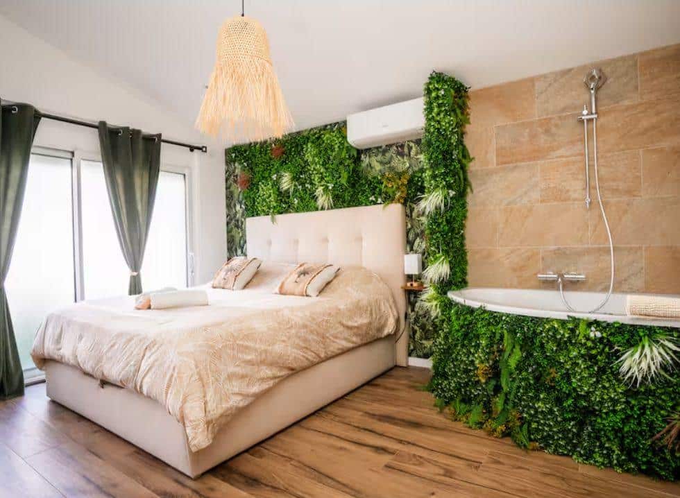 Chambre cocon au mur végétal