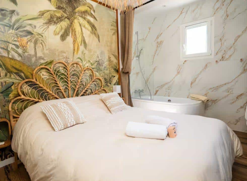 Chambre cocon, tête de lit en rotin