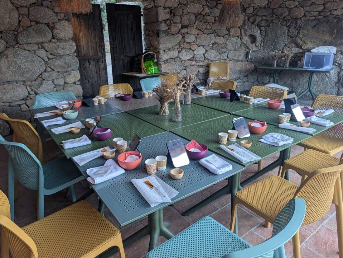Table préparée pour le déjeuner sain et gourmand de la journée bien-être dans le Var