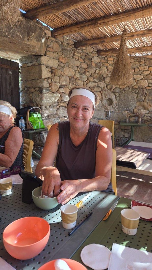 Participante souriante après son soin lors d'une journée bien-être dans le Var