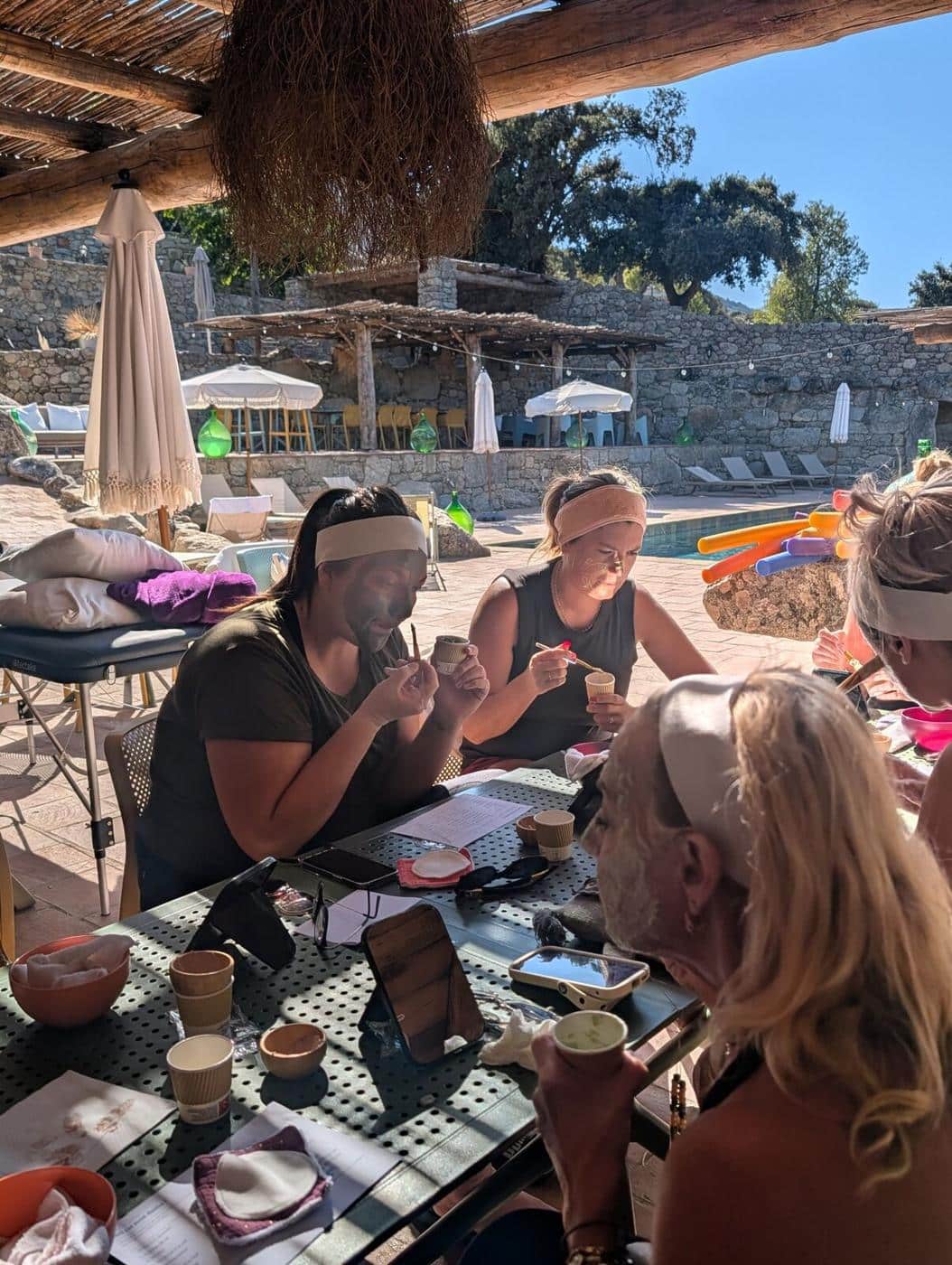 Atelier masque au bord de la piscine pendant le séjour détox en Corse