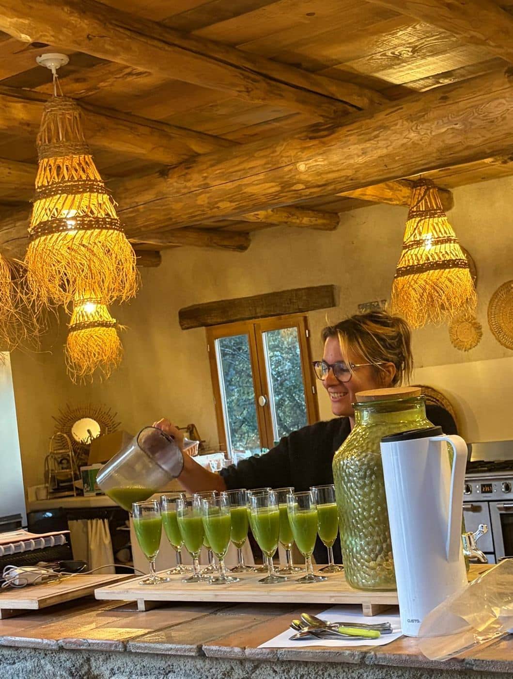 Claire, naturopathe, sert les jus verts