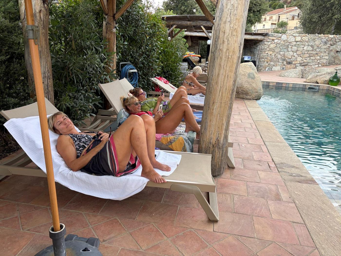 Détente sur les transats au bord de la piscine