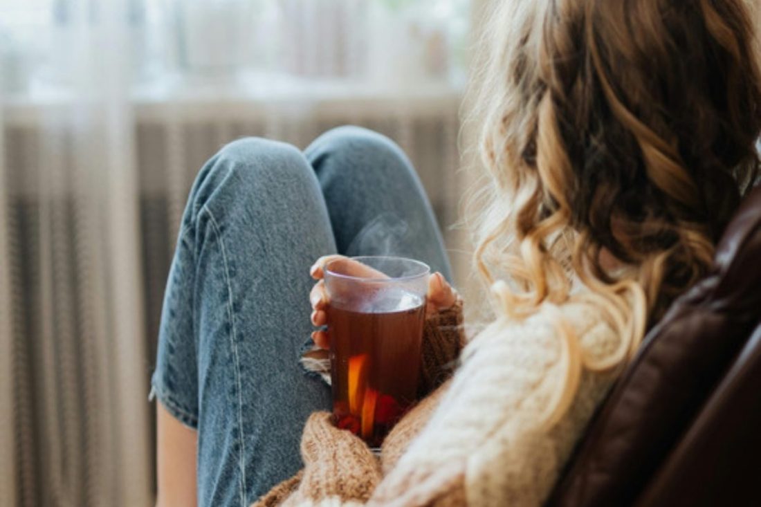 Femme au chaud avec une tisane, rituel pour prendre soin de son immunité après 50 ans