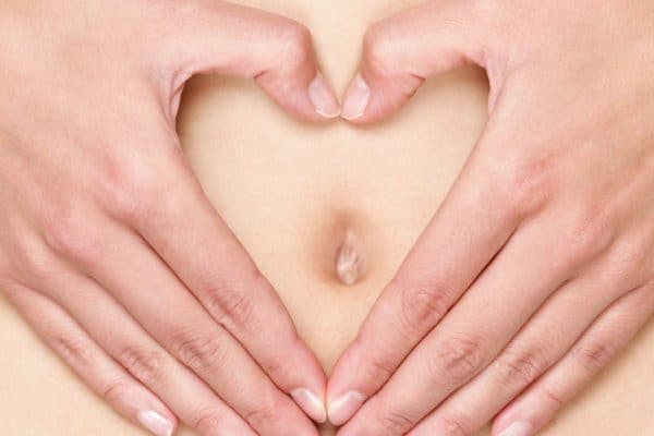 Mains en cœur sur le ventre, digestion légère