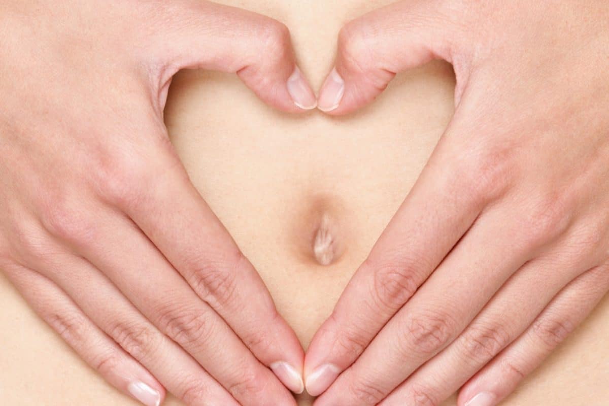 Mains en cœur sur le ventre, digestion légère