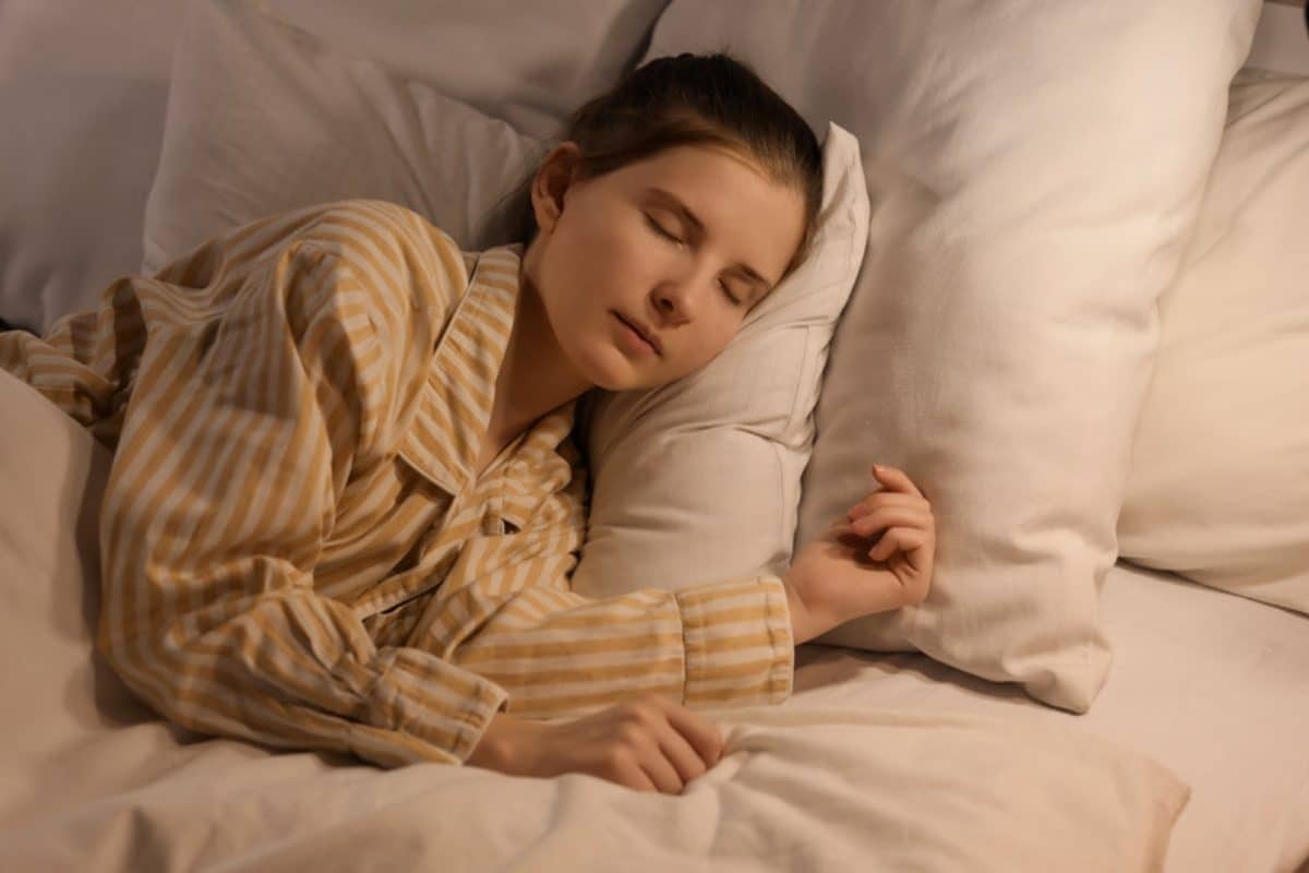 Femme endormie paisiblement, nuit sereine